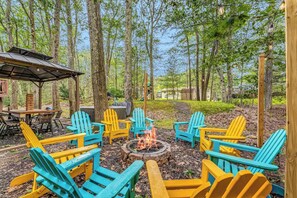 Outdoor dining - Hot Tub, Jungle Gym, Fire Pit - Private Cabin Gem! (Tobyhanna)