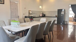 Una cocina moderna con refrigerador, microondas y pileta.