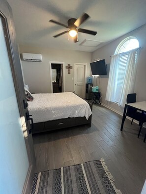 Room - Cozy 1-bedroom Casita in fantastic Tres Lagos with AC (McAllen)