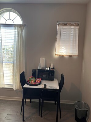 Dining - Cozy 1-bedroom Casita in fantastic Tres Lagos with AC (McAllen)