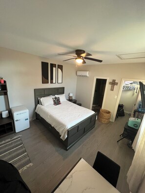 Room - Cozy 1-bedroom Casita in fantastic Tres Lagos with AC (McAllen)