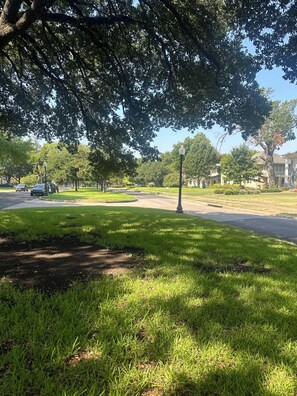 Property grounds - Charming Dallas 2BR Retreat (Dallas)