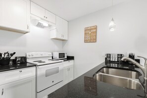 Private kitchen - Charming Dallas 2BR Retreat (Dallas)