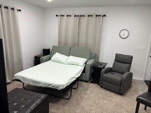 2 bedrooms, iron/ironing board, free WiFi, bed sheets - Enjoy easy access to everything in the Florida panhandle. (Crestview)