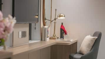 Deluxe Double Room (Window) | Desk, laptop workspace, free WiFi
