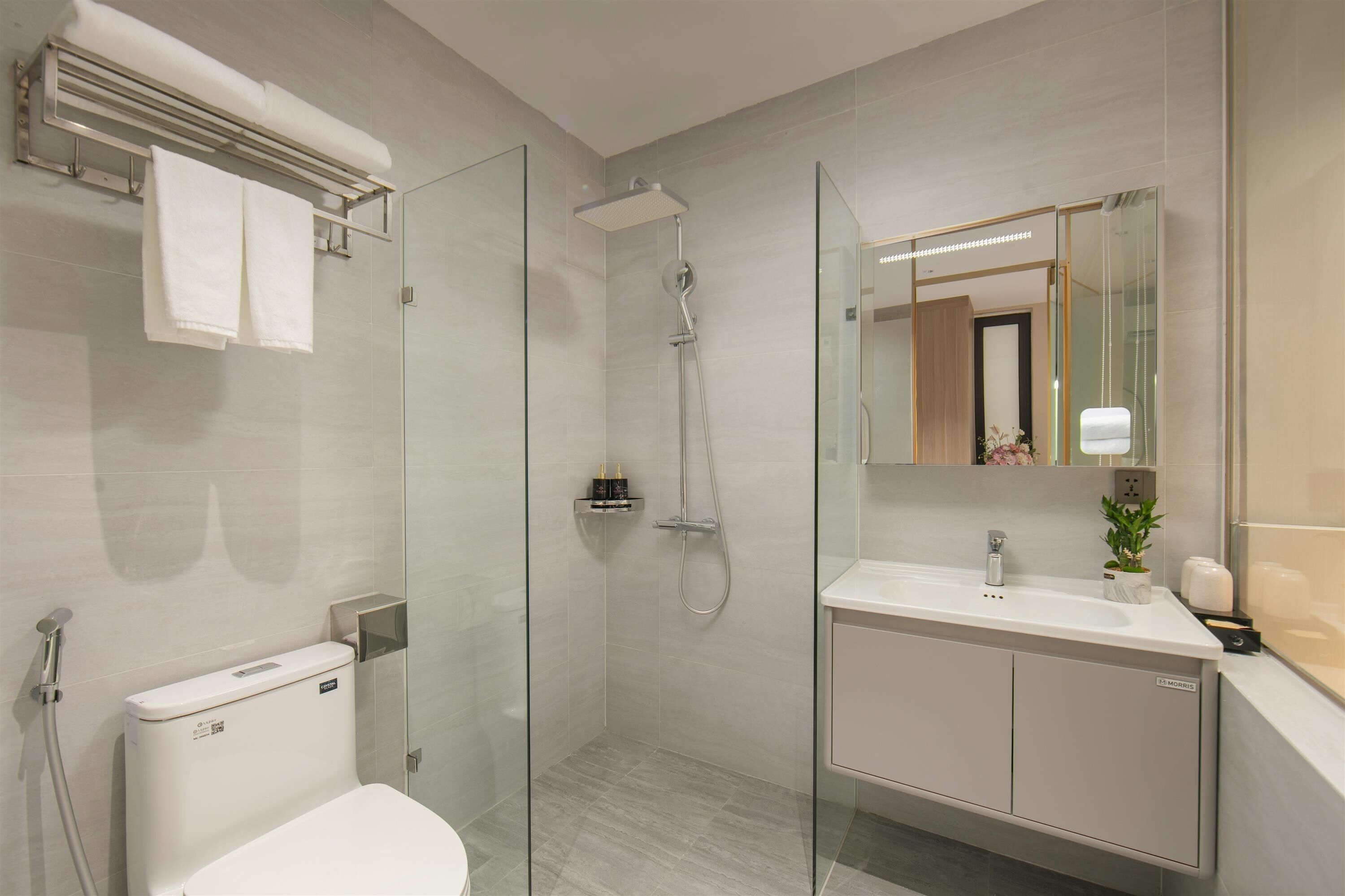 Superior Double Room (Internal Window) | Bathroom | Shower, hair dryer, towels, soap