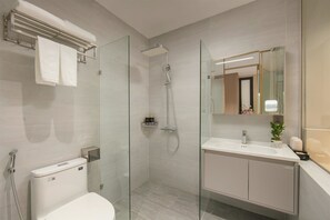 Superior Double Room (Internal Window) | Bathroom