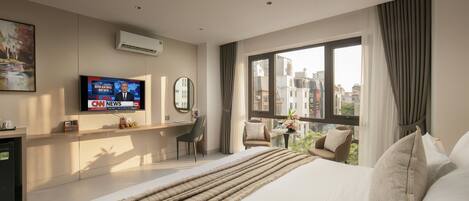 Suite Double or Twin with Window | Desk, laptop workspace, free WiFi
