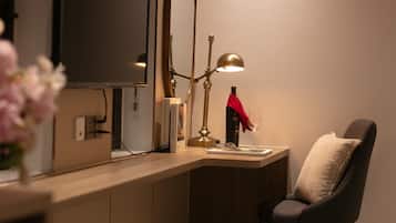 Deluxe Double Room (Window) | Interior