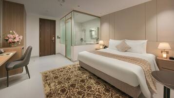 Superior Double Room (Internal Window) | Meja, ruang kerja komputer riba, Wi-fi percuma