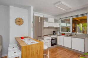 Fridge, microwave, oven, coffee/tea maker - Moon Beach Garden View (Mijas)