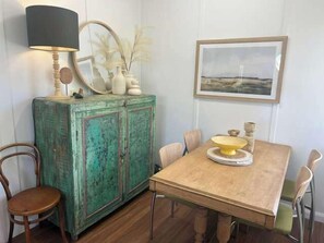 Dining - The Nest - Wifi - NO Pets (Robe)