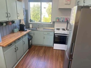 Frigorífico, microondas, horno y placa de cocina
