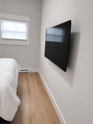 3 bedrooms, desk, iron/ironing board, WiFi (free)
