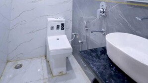 Ein Badezimmer mit Toilette, Waschbecken und Dusche.