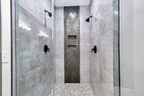 Shower, jetted bath, hair dryer, towels - New! Beary Kozy Cabin Salt Water HotTub/Hike/Bike! (Beech Mountain)