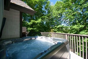 Outdoor spa tub - New! Beary Kozy Cabin Salt Water HotTub/Hike/Bike! (Beech Mountain)
