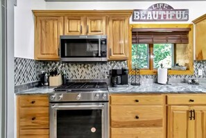 Fridge, microwave, oven, stovetop - New! Beary Kozy Cabin Salt Water HotTub/Hike/Bike! (Beech Mountain)