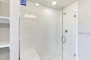 Dusche, Haartrockner, Bidet, Handtücher