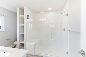 Regadera, secadora de cabello, bidet, toallas