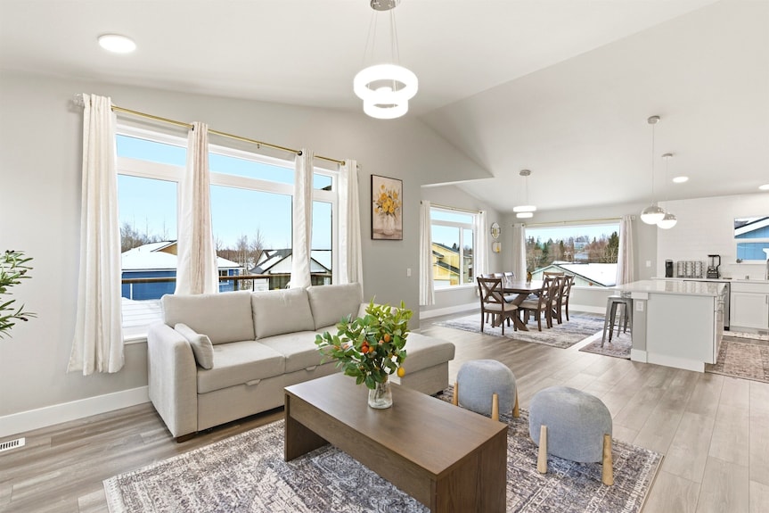 Single House With Harmony Balcony - Anchorage