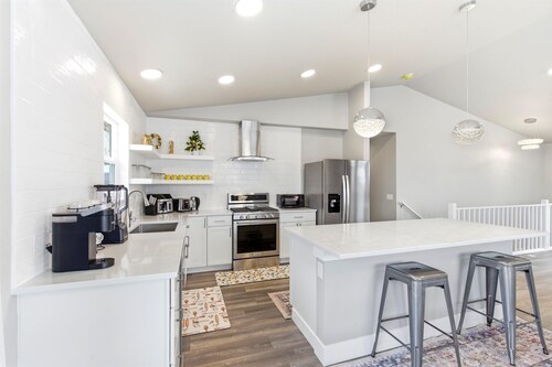 LE11: 4-bedroom 3full bathroom house in gorgeous Anchorage neighborhood with AC