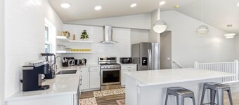 LE11: 4-bedroom 3full bathroom house in gorgeous Anchorage neighborhood with AC