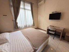 Deluxe Room | Desk - Guesthouse Anggrek BSD (South Tangerang)