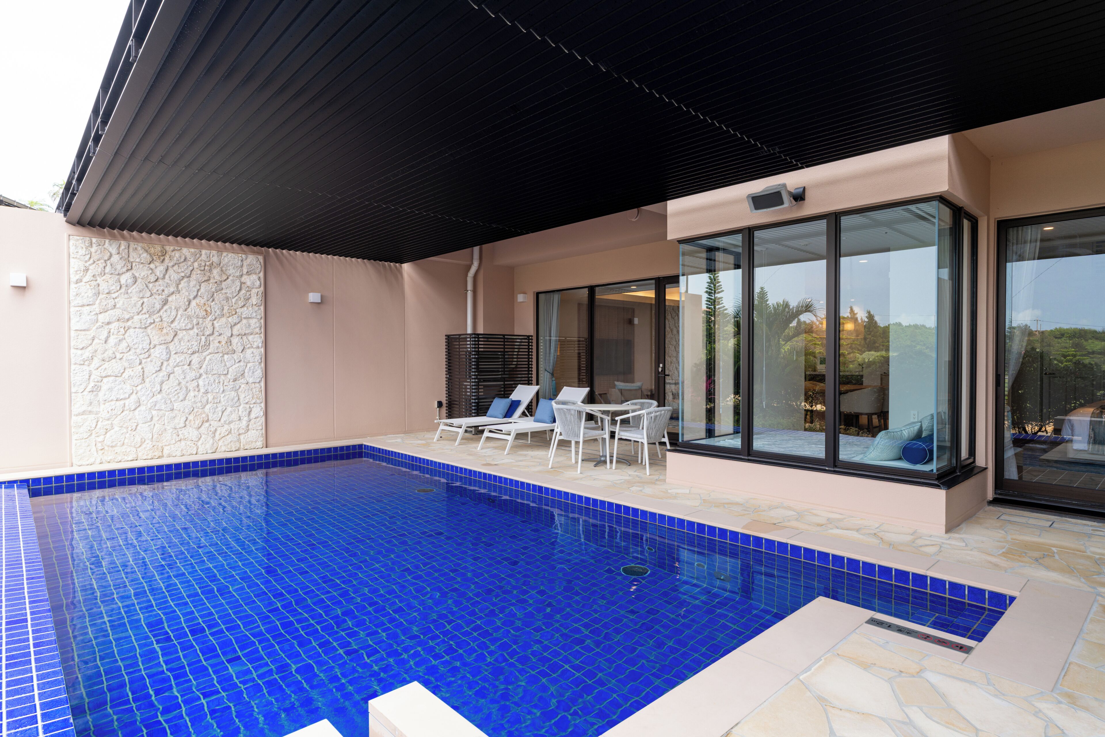Garden Pool Suite, 1 Bedroom with Daybed, includes Lounge Access, Non Smoking