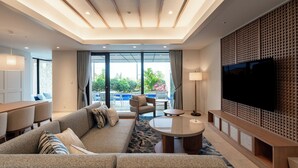 Room, 1 Bedroom, Non Smoking, Park View (with Daybed, includes Lounge Access) | Gebar bulu kapas, peti besi dalam bilik, langsir/tirai gelap terus 