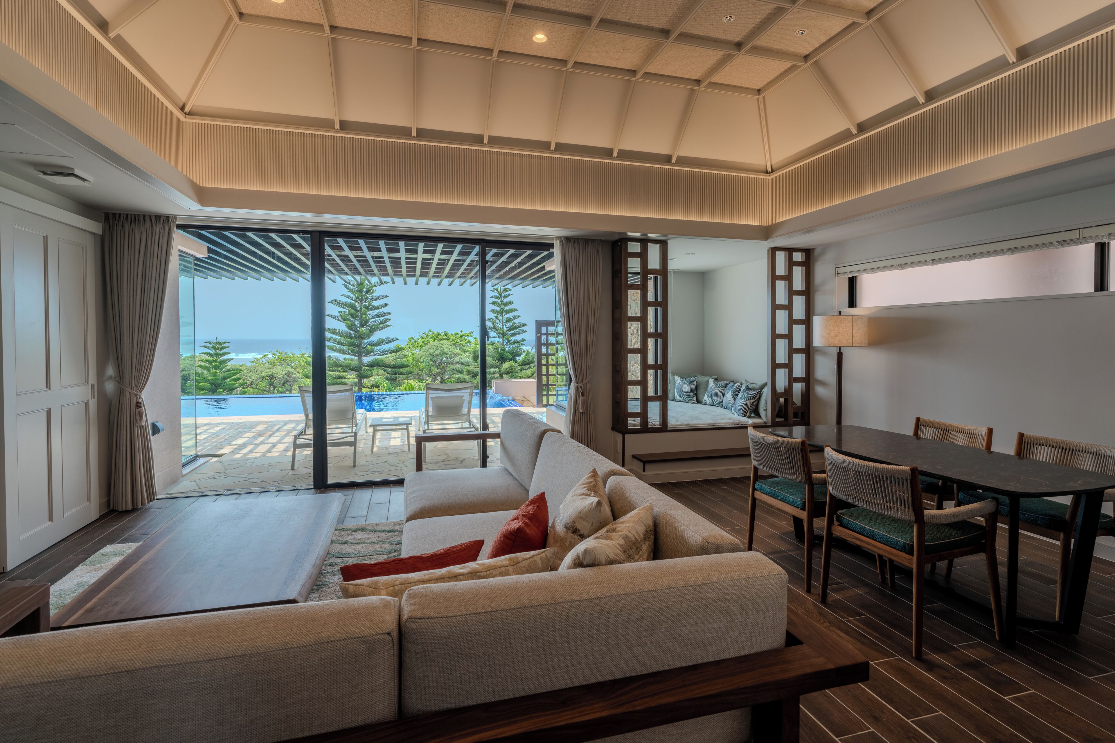Villa, Balcony, Partial Ocean View (with Daybed, includes Lounge Access) | Gebar bulu kapas, peti besi dalam bilik, langsir/tirai gelap terus 