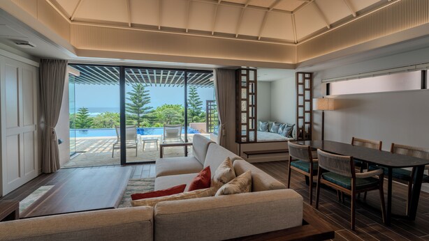Villa, Balcony, Partial Ocean View (with Daybed, includes Lounge Access) | Gebar bulu kapas, peti besi dalam bilik, langsir/tirai gelap terus 