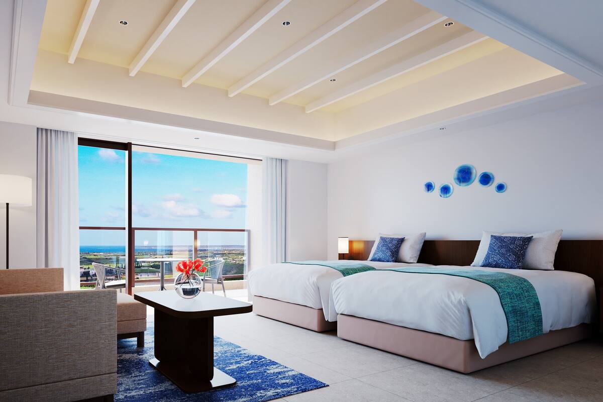 Une chambre d’hôtel moderne avec une grande fenêtre, deux lits, une petite table et une chaise.