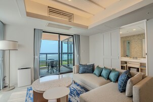 Executive room with Ocean View, include Lounge Access, Non Smoking | Down comforters, in-room safe, blackout drapes, iron/ironing board