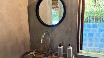 Dusche, Handtücher, Shampoo