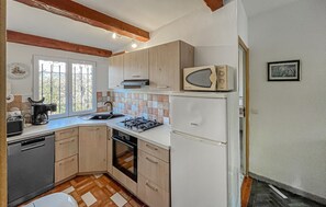 Fridge, microwave, oven, stovetop - Awesome home in Le Plan-De-La-Tour (Le Plan-De-La-Tour)