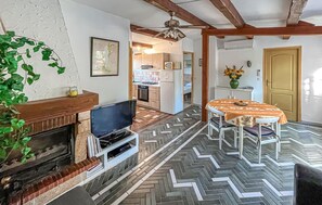 Fridge, microwave, oven, stovetop - Awesome home in Le Plan-De-La-Tour (Le Plan-De-La-Tour)