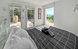 A bedroom with a bed, a door leading to an outdoor area, and a window with a view. - 3 bedroom beautiful home in Roquebrune-sur-Argens (Roquebrune-sur-Argens)