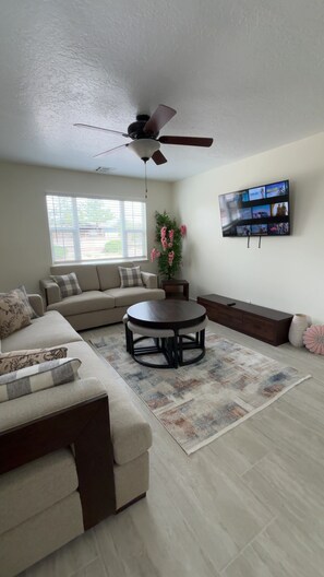 Living area - Ameera's Place Charming 3-bedroom house in beautiful Gallup with AC (Gallup)