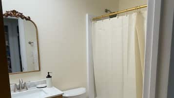 Secadora de cabello, toallas, jabón, papel de baño