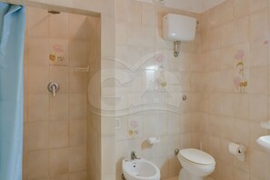 A bathroom with a toilet, bidet, and sink. - VILLA FLORA - Villa Flora - Mono 3 (Capoliveri)