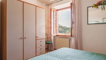 1 bedroom, bed sheets