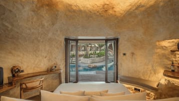 Suite Room with Pool View | Spa