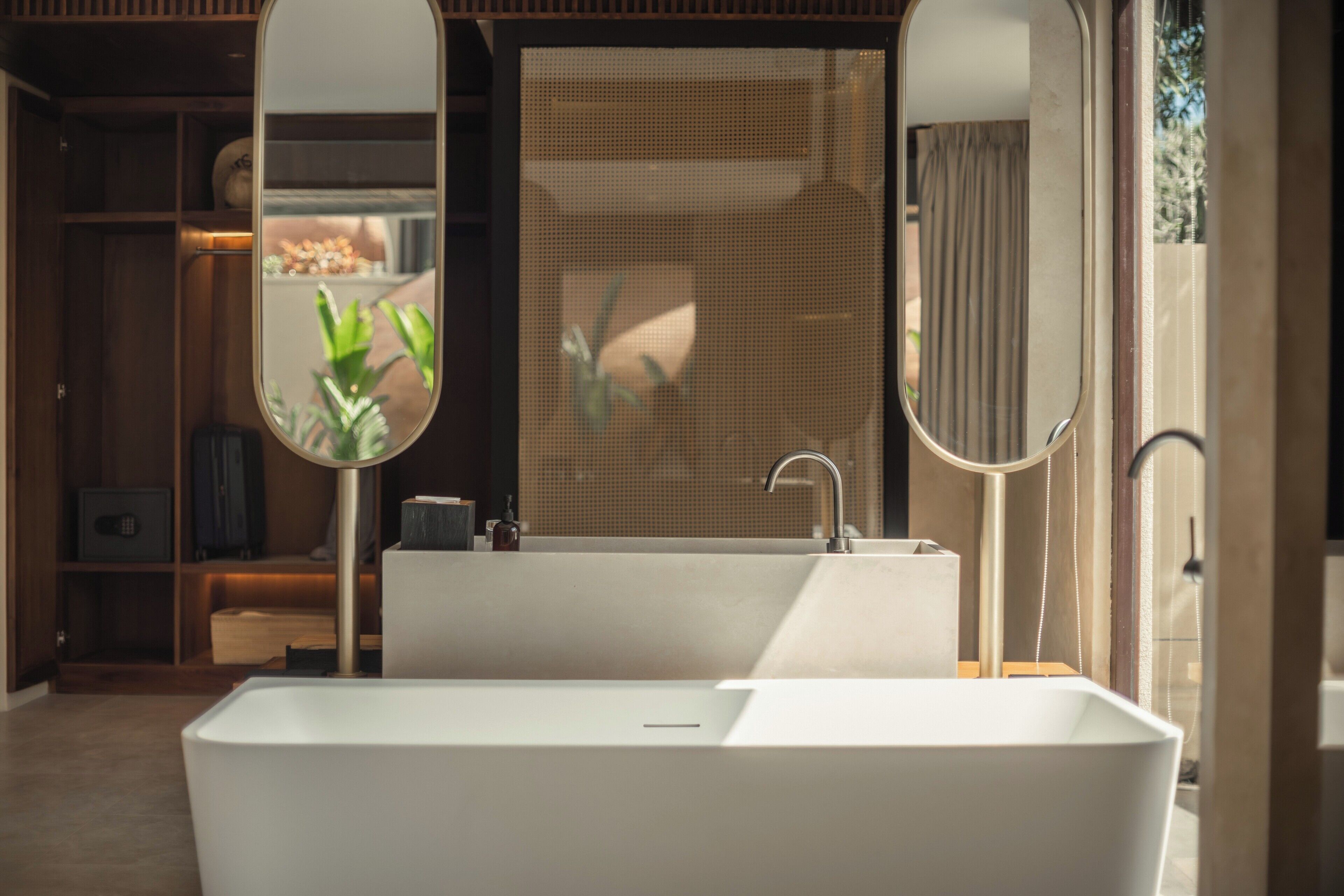 Grand Suite Room with Lagoon Access | Bagno | Set di cortesia gratuito, asciugacapelli, accappatoio, bidet