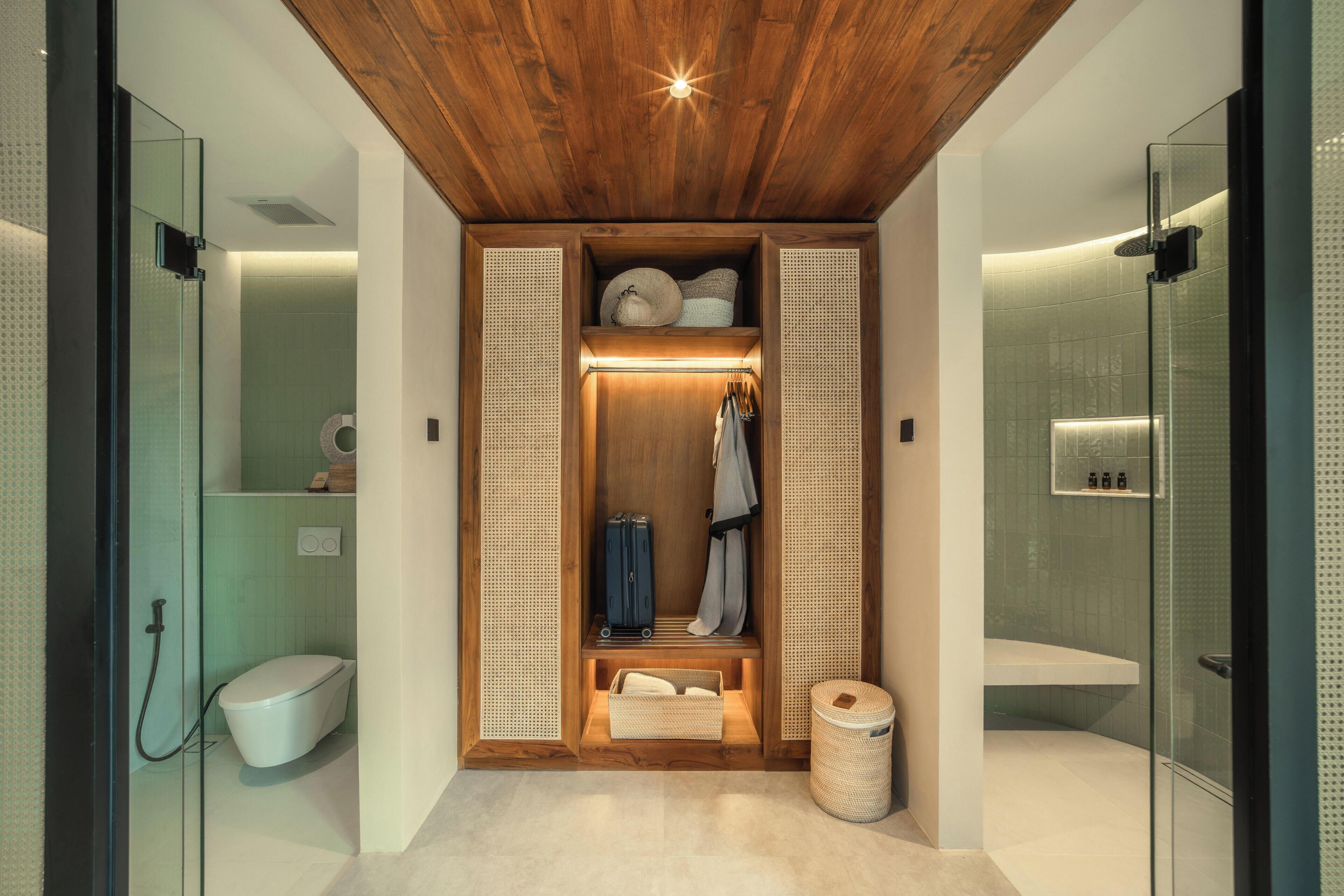 Grand Suite Room with Pool View | Bathroom