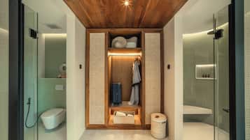 Grand Suite Room with Pool View | Kamar mandi