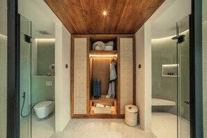 Grand Suite Room with Pool View | Bathroom