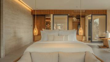 Ein modernes Schlafzimmer mit einem großen Bett, Holzwandverkleidung und Blick durch eine Glastür.