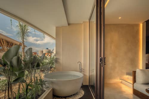 Suite Room with Pool View | Seprai premium, minibar, Wi-Fi gratis, dan seprai linen