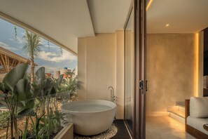 Suite Room with Pool View | Hochwertige Bettwaren, Minibar, kostenloses WLAN, Bettwäsche
